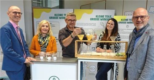 Rektor Manfred Putz (Mitte) versucht, Mikroplastikrückstände sichtbar zu machen. AOK-Beiratsvorsitzender Günter Zellner (von rechts), Lehrerin Bettina Obermeier, Angela Adelsperger-Birk (AOK-Koordinatorin) und AOK-Direktor Andreas Kochbeck sind gespannt auf das Ergebnis.Foto aok