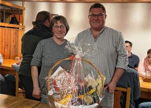 Resi Osl mit Vorsitzendem Klemens Schneider, der ihr für 17 Jahre in der Vorstandschaft dankte.