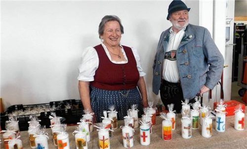 Resi und Lenz Spreigl verkaufen in ihrer Garage wieder eine große Auswahl an Osterkerzen.Foto unterforsthuber