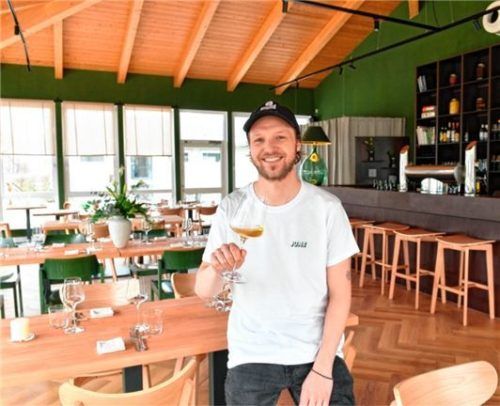 Rico Birndt in seinem neuen Lokal June in Übersee am Chiemsee.Foto Marcus Schlaf