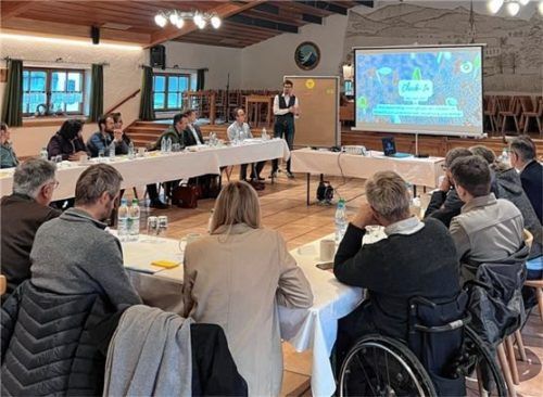 Rohrdorfs Bürgermeister Simon Hausstetter spricht zu den anderen Mitgliedern des Beratungsnetzwerks der Öko-Modellregion Hochries-Kampenwand-Wendelstein. Foto ÖMR