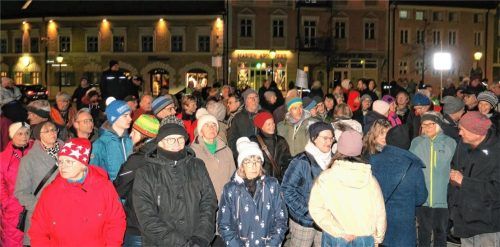 Rund 400 Besucher nahmen an der Demokratie-Kundgebung teil, die unter dem Motto „Für Demokratie, Vielfalt und ein starkes WIR!“ stand.Fotos  Baumann