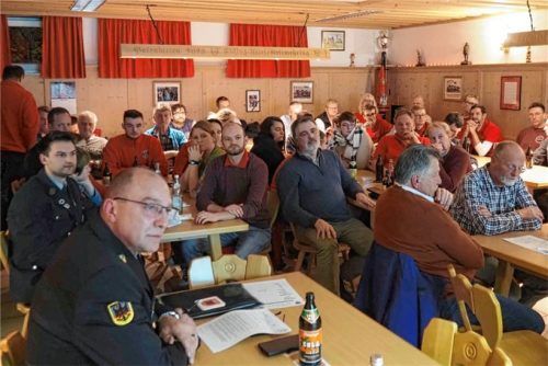 Rund 80 Mitglieder der freiwilligen Feuerwehr Attel-Reitmehring waren zur Jahreshauptversammlung im Schulungsraum versammelt.Fotos Weithofer