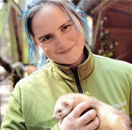 Sabrina Sax liebt ihren Beruf als Tierpflegerin im Wildpark Oberreith. Fotos Weinfurtner