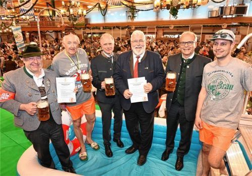 Samma wiada guad: (von links) Sepp Lausch, Peter Kirmair, Thomas Frank, Sebastian Friesinger, Dirk Steinebach und der „Hilfsbademeister“