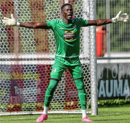 SBC-Torwart Issa Ndiaye zog sich in Rosenheim einen Innenbandriss zu und wird voraussichtlich für sechs Wochen fehlen.Foto Hans Weitz