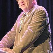 Nachdenkliches Lachen im Stadtsaal