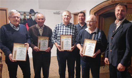 Schon seit einem halben Jahrhundert dabei: (von links) Richard Zintl, Franz Müller, Sebastian Völkl, Vprsitzender Andreas Hartmetz und Walter Müller mit Zweitem Bürgermeister Rupert Müller. Foto klien