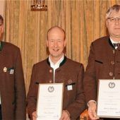 Protektoratsabzeichen seiner Königlichen Hoheit verliehen