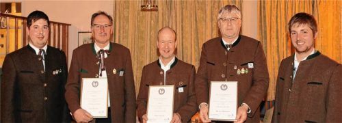 Schützenmeister Josef Abinger (links) und Zweiter Schützenmeister Thomas Stacheter (rechts) zeichneten (von links) Josef Forstner, Hans Zingerle und Michael Hofstetter mit dem Protaktoratsabzeichen aus.Foto Hermann