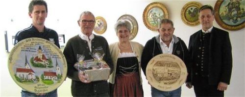 Schützenmeisterin Annemarie Althof (Mitte) und Schirmherr Konrad Linner (rechts) mit (von links) Schützenmeister Martin Weinmann aus Kirchensur, Jakob Kaindl und Josef Strell. Foto voggenauer
