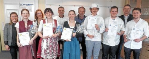 Schulleiter Friedrich Ebertseder (hinten, rechts) lobte die Prüflinge (vorne, von links) Barbara Mitterer, Sandra Jastrzebska, Serena Bassignana, Jakob Hentrich, Maximilian Teuber und Dennis Häfener. Er dankte den Juroren (hinten, von links) Katharina Hermann, Doris Kallinger, Markus Hergesell und Franz Schrenk.Foto maier