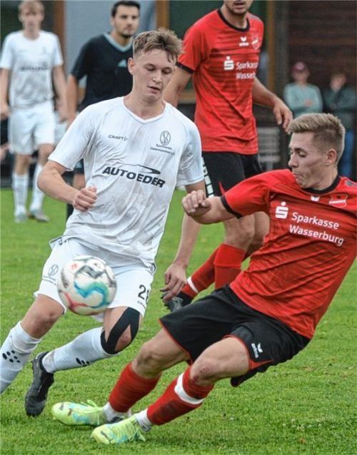 Schwere Hürde zum Start: Luca Baumann (links) und der SVO empfangen Primus Aschau.Foto Franz Ruprecht