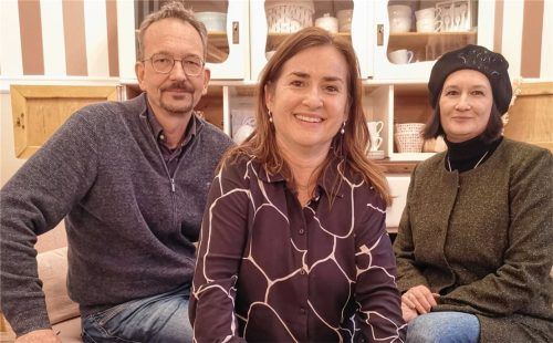 Sehen Pläne kritsch: (von links) Christian Flamm, Inhaber des gleichnamigen Fotostudios in Haag, Angelika Müller-Czap, Inhaberin des Schreib- und Spielwarengeschäfts sowie des „Czappuccino“ in Haag, und Renate Wortmann, Inhaberin von Hut Knittlberger, haben andere Vorschläge, um den Ortskern wiederzubeleben. Foto Leitner