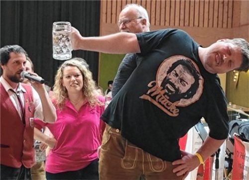 Sichtlich schwerer und schwerer wurde der Masskrug im Laufe der Zeit beim Masskrugstemmen.