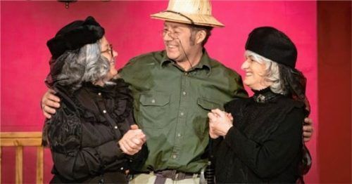 Sie schauen zwar ganz liebenswert aus, aber die Brewster-Schwestern Abby (Maria Seidl, links) und Martha (Regina Feichtner) und ihr Bruder Teddy (Georg Kofler), haben schon zwölf Leichen im Keller.Foto Berger
