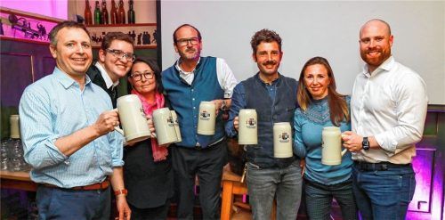 Sie wollen für neuen Schwung auf dem Traunsteiner Frühlingsfest sorgen: (von links) Oberbürgermeister Dr. Christian Hümmer, Veranstalter Valentin Thannbichler, Festwirte Petra und Rudi Zeif, Bräu Maximilian Sailer mit Gattin Birgit und Stimmkreisabgeordneter Konrad Baur. Foto  eFFNER
