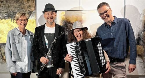 Silke von Clarmann mit Markus Renhart und Michaela Bauer, das Duo BÖF sowie Dr. Stephan von Clarmann (von links). Foto fischer