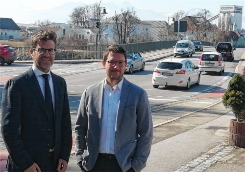 Sind froh über die Lösung für die Kreuzung am Fuße des Schloßbergs und die Innbrücke: Stephanskirchens Bürgermeister Karl Mair (links) und Alexander Eisner vom Staatlichen Bauamt Rosenheim. Foto Hampel