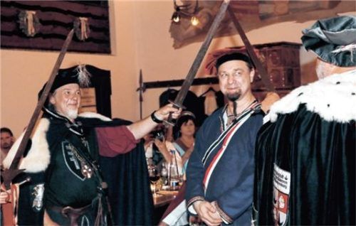 So kann ein Ritterschlag aussehen: Hier wird Werner Hintermayer von „Junker Wernher“ zu „Wernher zue Rabeneck“.