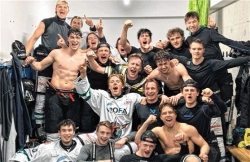So sehen Sieger aus: Die Starbulls-U20 ist wieder unter den Besten Deutschlands. Foto Starbulls Rosenheim Nachwuchs/Instagram