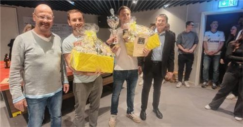 So sehen Sieger aus: (von links) Fachbereichsleiter der Hochschule, Rainer Schmid, Tobias Reder, Philipp Wald und der Präsident der Hochschule, Ingbert Hoffmann.Foto re