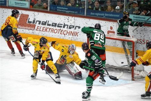 So spät wie noch nie: Das 1:0 von Chris Dodero (nicht im Bild) war das späteste erste Tor auf Rosenheimer Eis in dieser Saison.Foto Franz Ruprecht