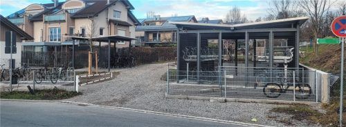 Soll das Fahrrad zu einer attraktiven Verkehrsalternative werden, sind nicht nur schnelle und sichere Fahrradwege nötig. Dafür braucht es auch Fahrradparkplätze. Deshalb hat die Stadt das „Projekt 1000 Radlständer“gestartet, ein Teil davon steht in der Bergstraße beim Bahnhof.