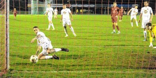 Spektakuläre Rettungstat: Traunsteins Patrick Dreßl kratzt den Ball nach dem Schuss von Marcel Martens (hinten) gerade noch um den Pfosten.Foto Franz Ruprecht