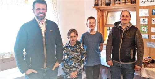 Spielleiter Peter Thaurer mit den drei Besten: (von links) Lorenz Hofstetter, Michael Kronast und Martin Hötzelsperger.Foto Hötzelsperger