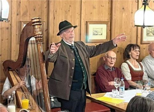 Sprecher Siegi Götze fordert zum Mitsingen auf.