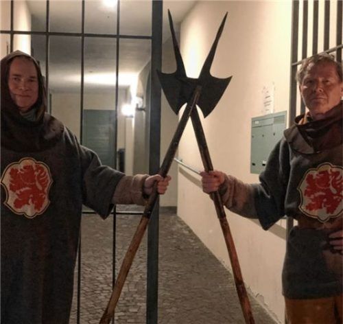 Stadtknechte bewachen den Pfarrsaal.