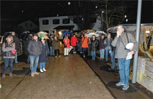 Stadtrat Georg Kaffl (rechts) führte die Panger Bürger beim „Gang durch die Nacht“. Foto Knarr