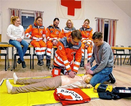 Ständiges Üben und Weiterbildung stehen bei den „Helfern vor Ort“ ganz oben. Hier üben Georg Köhldorfner (links) und Fabian Emmerer an einer Puppe.Foto unterforsthuber