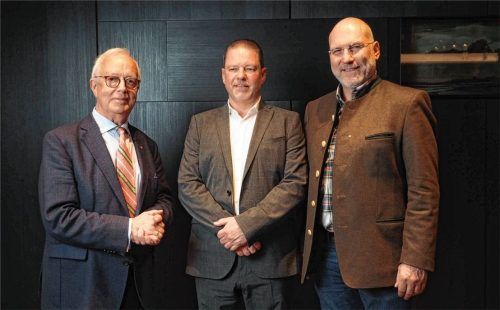 Staffelstab-Übergabe: Anton Heindl (von links) war bisher Vorsitzender des BDS und beglückwünschte seinen Nachfolger Ralf Konopka. Ebenso gratulierte Christian Klotz, Geschäftsführer vom BDS-Bezirksverband Oberbayern-Ost (rechts). Foto Martin Aerzbäck