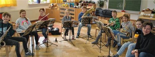 Statt den normalen Musikunterricht zu besuchen, musizieren insgesamt elf Drittklässler in einer kleinen Kapelle. Foto re