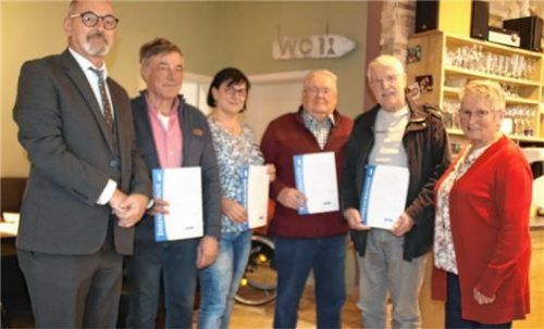 Stellvertretender Kreisvorsitzender Joachim Boy (links) und Ortsvorsitzende Katharina Seidl (rechts) ehrten die langjährigen VdK-Mitglieder (von links) Alois Meier, Eleni Tentoma, Fritz Richter und Jan Falarz, die bei der Versammlung anwesend waren.Foto Albersinger