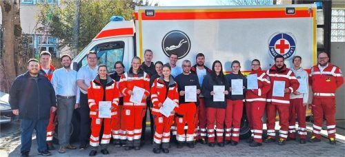 Stolz auf die gezeigten Leistungen: (von links) Patrick Gerbl, Dr. Gerhard Deißenböck, Marco Laner, Patrick Edel, Beatrix Handschmann, Stefanie Barnert, Phoebe Anielack, Dominic Burggraf, Sibylle Sprung, Anna Goncalves, Simon Hundmeier, Robert Paluotto, Domenic Harrer, Annalena Rothmann, Christine Hofmann, Tamara Wolf, Maximilian Eckbauer, Leander Rott und Christian Goertz. Foto BRK Kreisverband Mühldorf