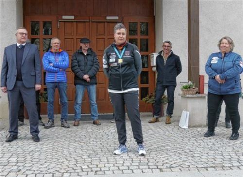 Stolz auf die Leistung: (von links) Bürgermeister Martin Lackner, Dritter Bürgermeister Franz Gsinn, Zweiter Bürgermeister Hans Bauer, Marina Dunstmair, TuS-Vorsitzender Günther Abel und Stockschützenabteilungsleiterin Bettina Gründl. Foto gillitz