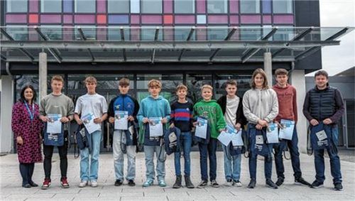 Stolz auf die Leistungen: Schulleiterin Christine Neumaier (links) und Stefan Wessely (rechts) mit den Preisträgern (von links) Louis Böttger, Maximilian Englmaier, Tobias Huber, Dominik Irl, Felix Loserth, Alexander Mayerhofer, Korbinian Neumaier, Mattis Thienelt und Thomas Zebhauser. Foto re
