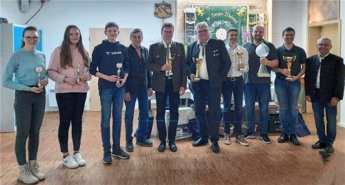 Stolz nach der Siegerehrung: (von links) Sophia, Anja und Benedikt Obermaier mit Bürgermeister Siegfried Schick, Gerhard Obermaier, Hermann Eggert, Roland Sondermeier, Markus Maier, Georg Berndl und VG-Vorsitzender Michael Hausperger. Foto RE