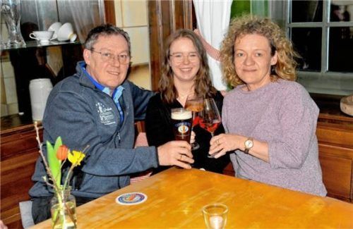 Stoßen auf ihre neue Aufgabe in Rechtmehring an: (von links) Fred, Franziska und Sonja Schweiger.Foto bauer