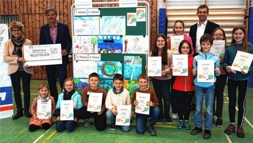 Strahlende Gesichter bei der Siegerehrung: (von links) Schulleiterin Brigitte Hauptfleisch und Geschäftsstellenleiter Werner Brandl mit Felix Reiter, Lukas Riepl, Benedikt Langreiter, Lena Wastlhuber, Katharina Staudhammer, Veronika Haider, Nina Bichler, Johann Eder, Verena Grundner, Lisa Söll und Alexander Schönhuber mit Geschäftsstellenleiter Tobias Zellner. Foto Meling