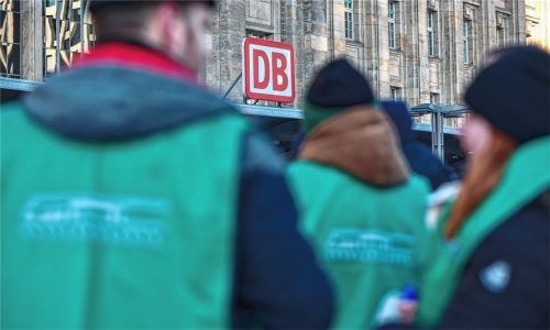 Streikende Lokführer stehen vor dem Leipziger Hauptbahnhof.Foto dpa