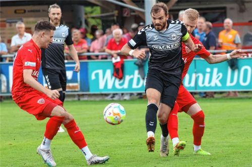 Szene aus dem Hinspiel, das die Buchbacher Benedikt Orth (rechts) und Tobias Steer (links) gegen Felix Bachschmid und Moritz Sommerauer (Hintergrund) mit 1:0 gewonnen haben.Foto Michael Buchholz