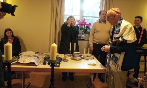 Terry Swartzberg (Zweiter von rechts) segnete die Kerzen im Rahmen einer Zeremonie. Foto rath