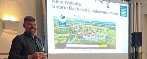 Thomas Reitmaier, Vorsitzender der Anbietergemeinschaft „Urlaub auf dem Bauernhof im Chiemgau“, begrüßt die Mitglieder und Ehrengäste zur Versammlung.Foto re