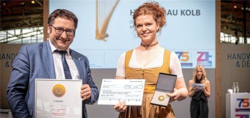 Tobias Gotthardt, Staatssekretär im bayerischen Wirtschaftsministerium, verlieh Franziska Kolb auf der Internationalen Handwerksmesse in München den Staatspreis für besondere gestalterische und technische Leistungen im Handwerk. Foto Bayerisches Staatsministerium für Wirtschaft