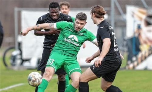 Tögings Torschütze Edi Ighagbon und Noah Nebmaier bremsen Siegsdorfs Stefan Mauerkirchner.Foto Hans Weitz