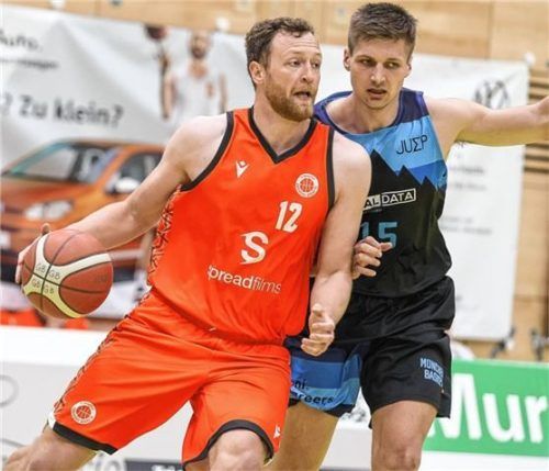 Traunsteins Stefan Gruber im Duell mit dem Münchner Florian Sieg (rechts).Foto Hans Weitz